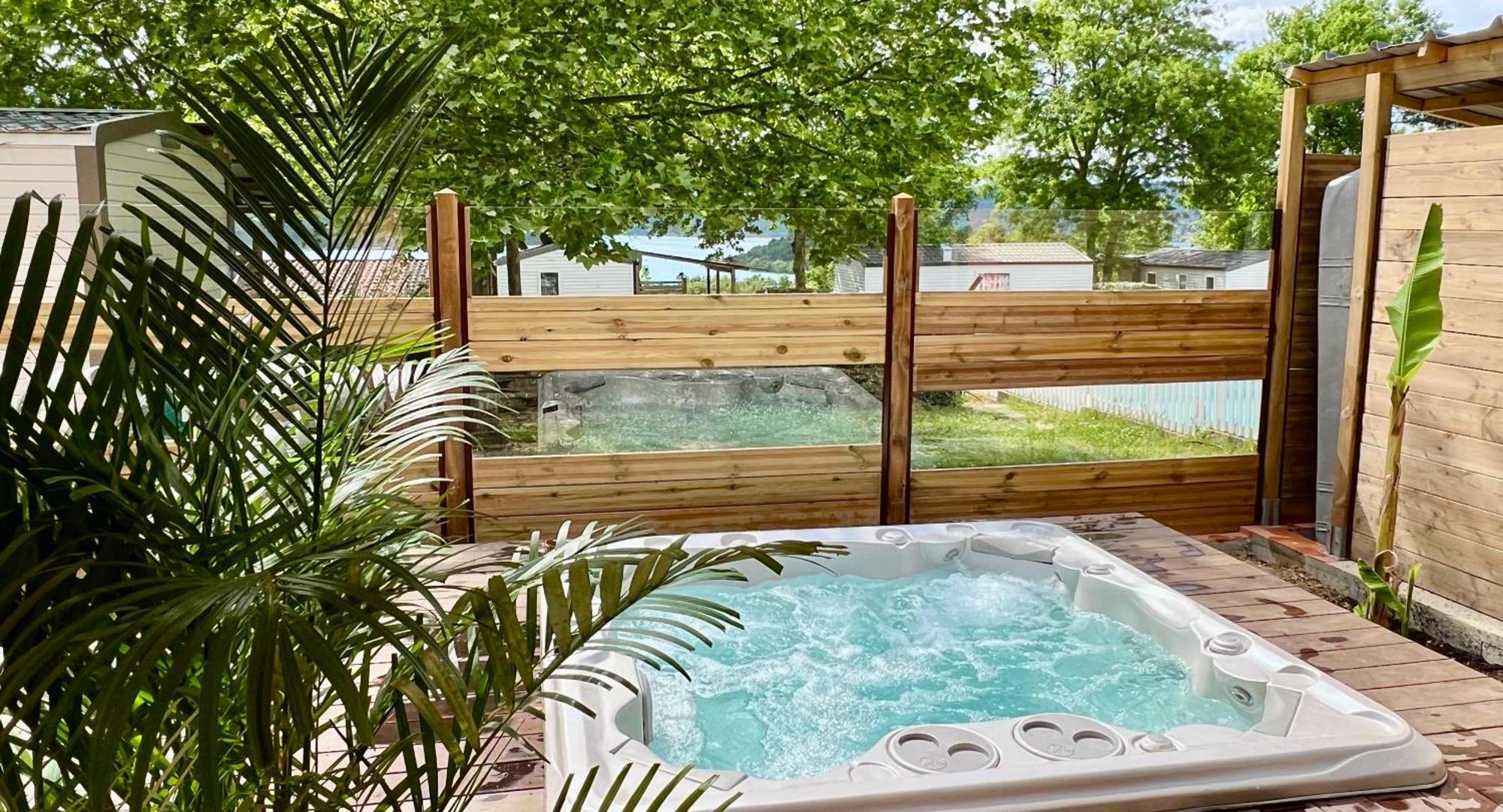 Les Bastides De Chanteraine Bungalows, Lodges & Spa Aiguines Bagian luar foto